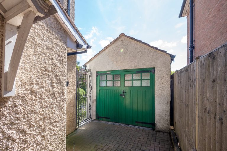 42. GARAGE