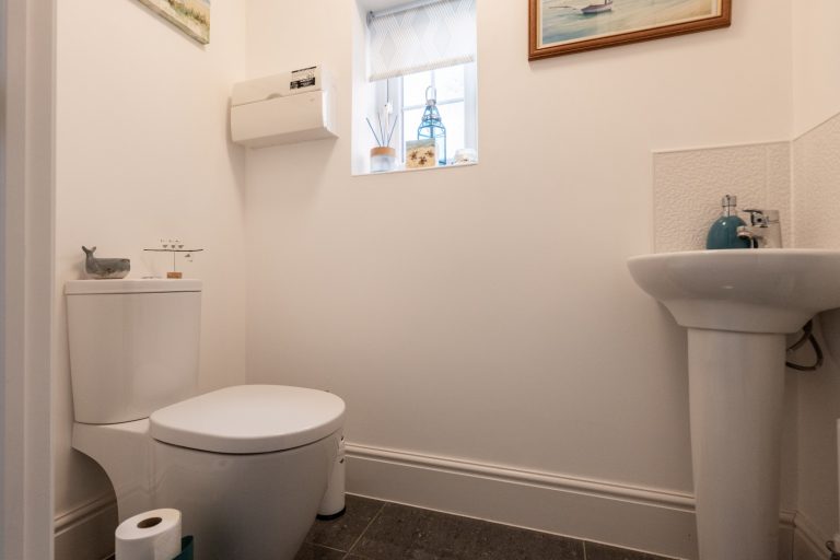 07 toilet (Rightmove)