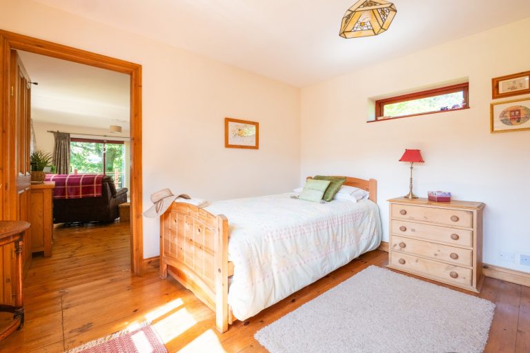 24 bedroom2