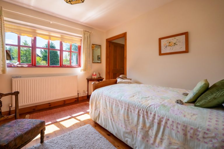 25 bedroom2