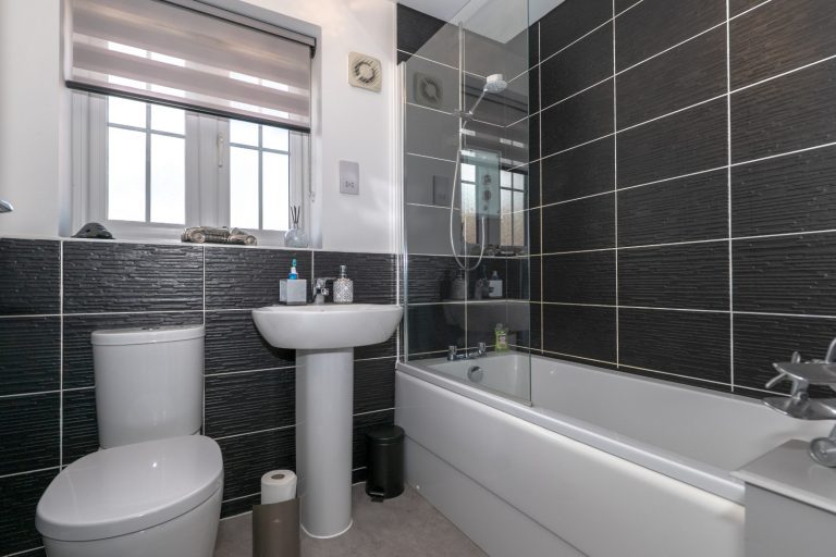26 bathroom (Rightmove)