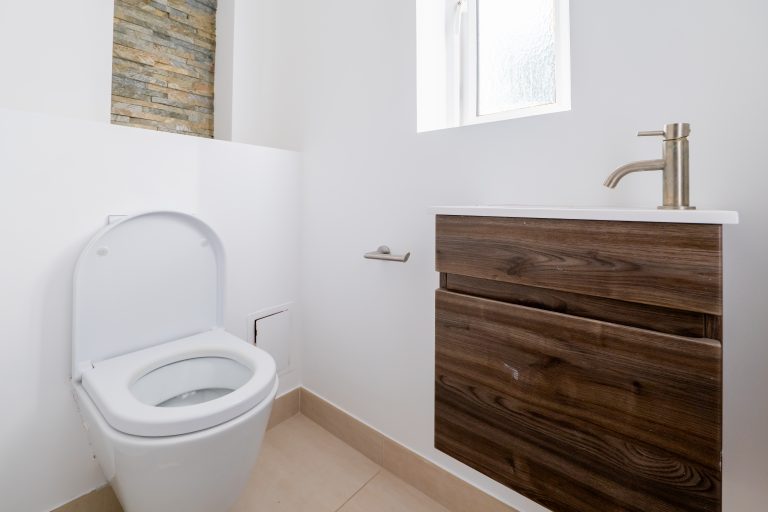 17 DS toilet