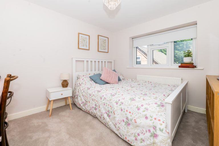 25 bedroom2