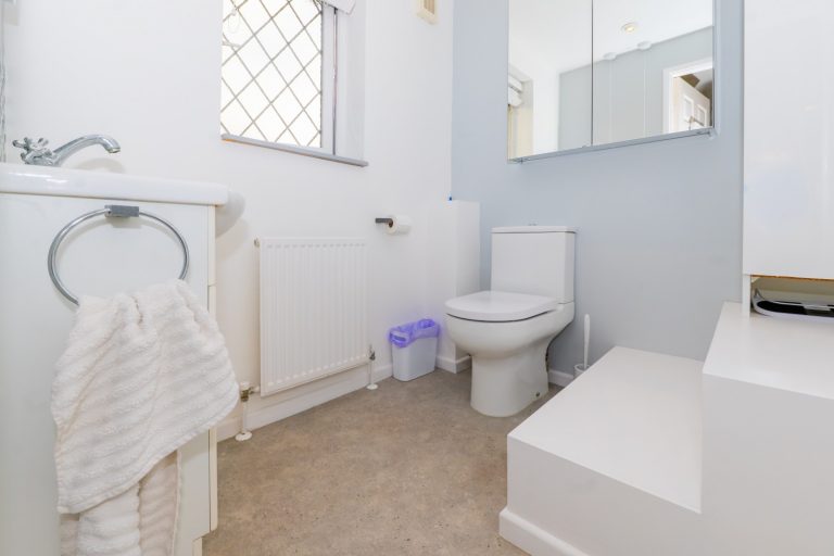 23 bedroom1 ensuite (Rightmove)