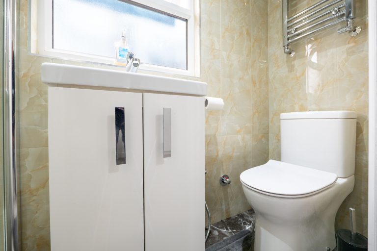 27 downstairs ensuite