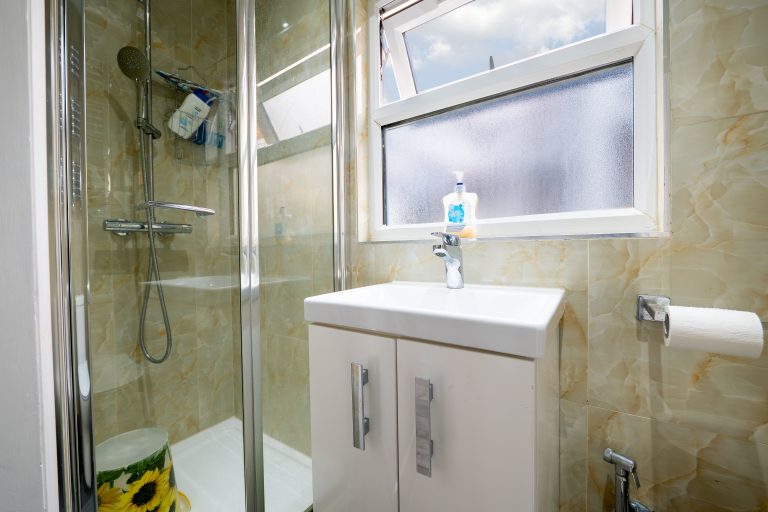 28 downstairs ensuite