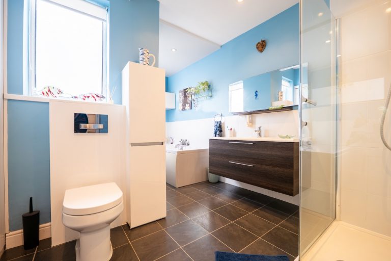 21 bathroom (Rightmove)