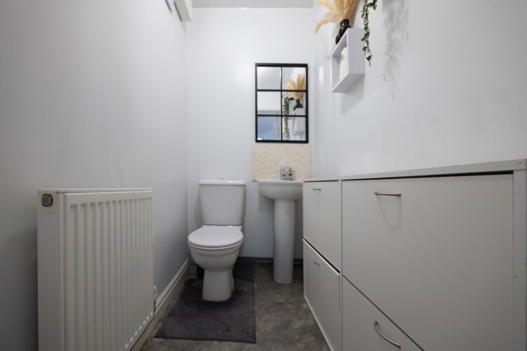 07 downstairs wc (Large)