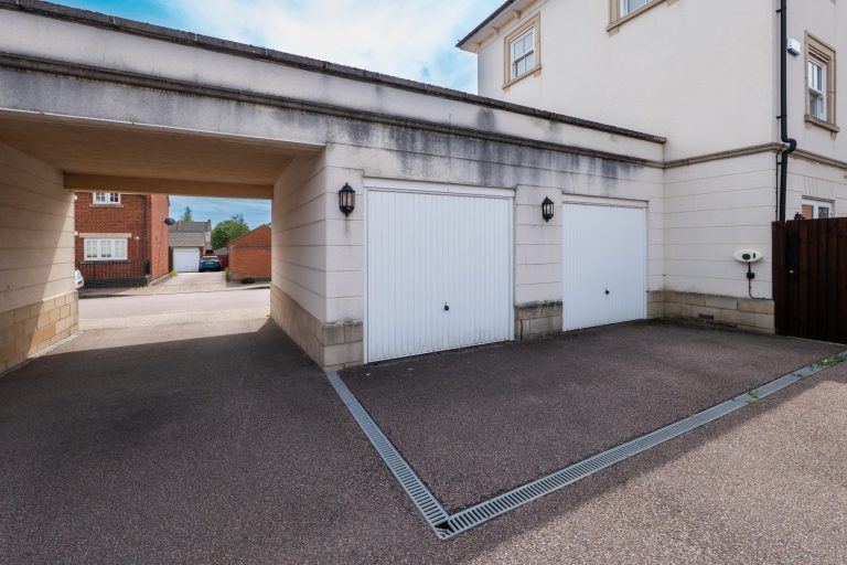 24 rear garage (Large)