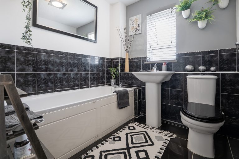 33 family bathroom (Rightmove)